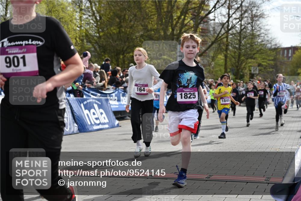 12.04.2026 - 45. Internationalen Wilhelmsburger Insellauf J. Mangold http://msf.ph/oto/9524145 12.04.2026 14:50:08 Ziel 898, 1039, 901, 131, 1061, 624, 1825, 141, 164, 113, 1845, 1849, 1810, 352, 902, 1814, 860, 854, 885, 1801, 138, 355, 856 meine-sportfotos.de