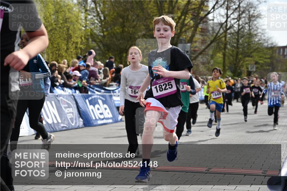 12.04.2026 - 45. Internationalen Wilhelmsburger Insellauf J. Mangold http://msf.ph/oto/9524148 12.04.2026 14:50:08 Ziel 898, 1039, 901, 131, 1061, 624, 1825, 141, 164, 113, 1845, 1849, 1810, 352, 902, 1814, 860, 854, 885, 1801, 138, 355, 856 meine-sportfotos.de