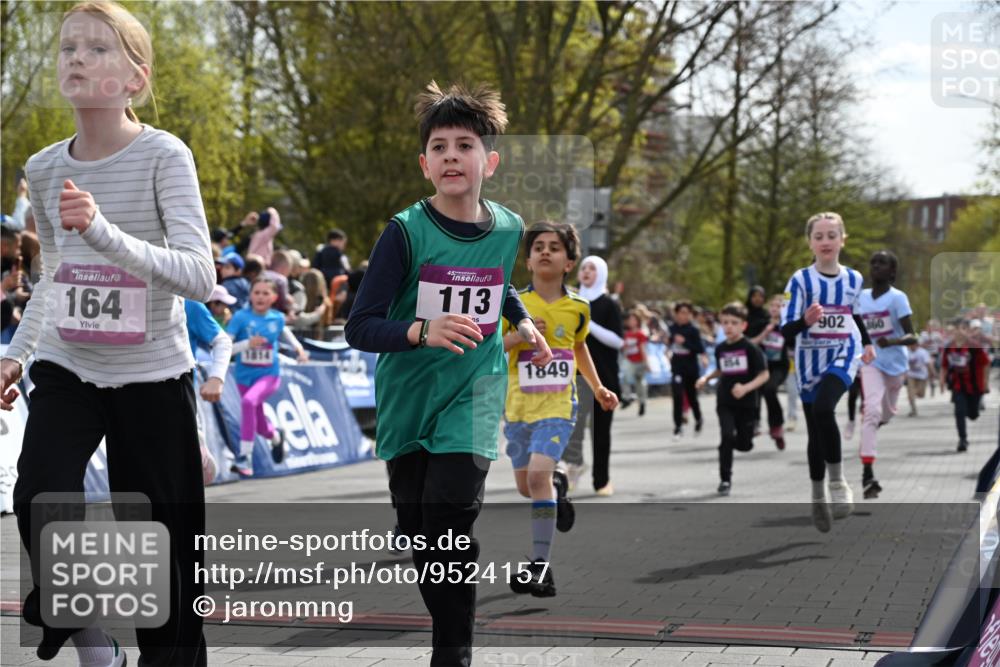 12.04.2026 - 45. Internationalen Wilhelmsburger Insellauf J. Mangold http://msf.ph/oto/9524157 12.04.2026 14:50:09 Ziel 898, 1039, 901, 131, 1061, 624, 1825, 141, 164, 113, 1845, 1849, 1810, 352, 902, 1814, 860, 854, 885, 1801, 138, 355, 856, 1038, 516, 445 meine-sportfotos.de