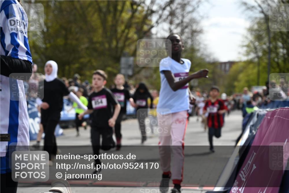 12.04.2026 - 45. Internationalen Wilhelmsburger Insellauf J. Mangold http://msf.ph/oto/9524170 12.04.2026 14:50:11 Ziel 1061, 624, 1825, 141, 164, 113, 1845, 1849, 1810, 352, 902, 1814, 860, 854, 885, 1801, 138, 355, 856, 1038, 516, 445, 395, 600, 168, 396, 871 meine-sportfotos.de