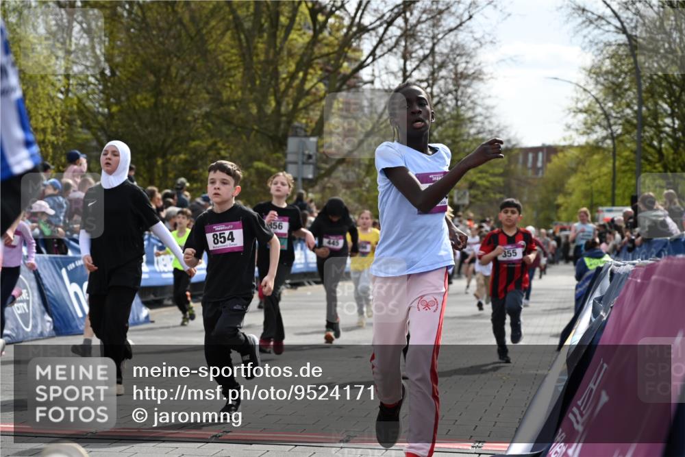 12.04.2026 - 45. Internationalen Wilhelmsburger Insellauf J. Mangold http://msf.ph/oto/9524171 12.04.2026 14:50:11 Ziel 1061, 624, 1825, 141, 164, 113, 1845, 1849, 1810, 352, 902, 1814, 860, 854, 885, 1801, 138, 355, 856, 1038, 516, 445, 395, 600, 168, 396, 871 meine-sportfotos.de