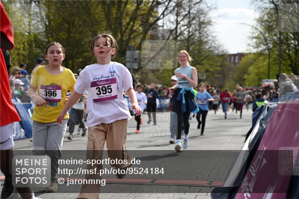 12.04.2026 - 45. Internationalen Wilhelmsburger Insellauf J. Mangold http://msf.ph/oto/9524184 12.04.2026 14:50:15 Ziel 854, 885, 1801, 138, 355, 856, 1038, 516, 445, 395, 600, 168, 396, 871, 173, 369, 21, 403, 398, 1064, 667, 661, 1829 meine-sportfotos.de