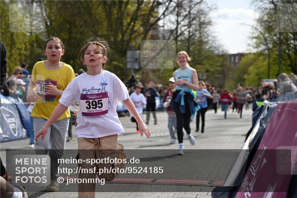 12.04.2026 - 45. Internationalen Wilhelmsburger Insellauf J. Mangold http://msf.ph/oto/9524185 12.04.2026 14:50:15 Ziel 854, 885, 1801, 138, 355, 856, 1038, 516, 445, 395, 600, 168, 396, 871, 173, 369, 21, 403, 398, 1064, 667, 661, 1829 meine-sportfotos.de