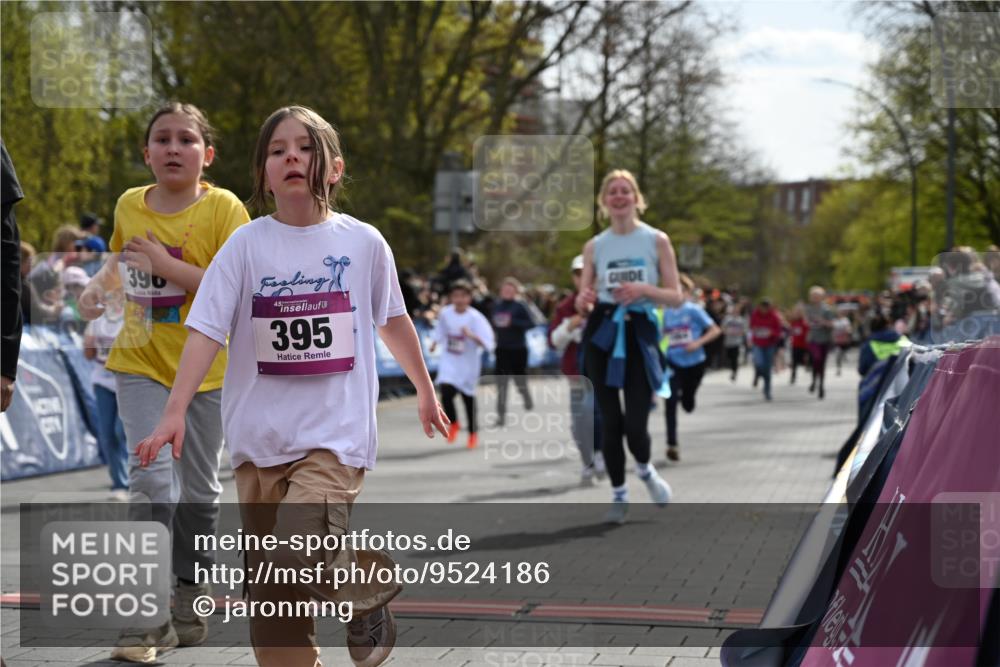 12.04.2026 - 45. Internationalen Wilhelmsburger Insellauf J. Mangold http://msf.ph/oto/9524186 12.04.2026 14:50:15 Ziel 854, 885, 1801, 138, 355, 856, 1038, 516, 445, 395, 600, 168, 396, 871, 173, 369, 21, 403, 398, 1064, 667, 661, 1829 meine-sportfotos.de
