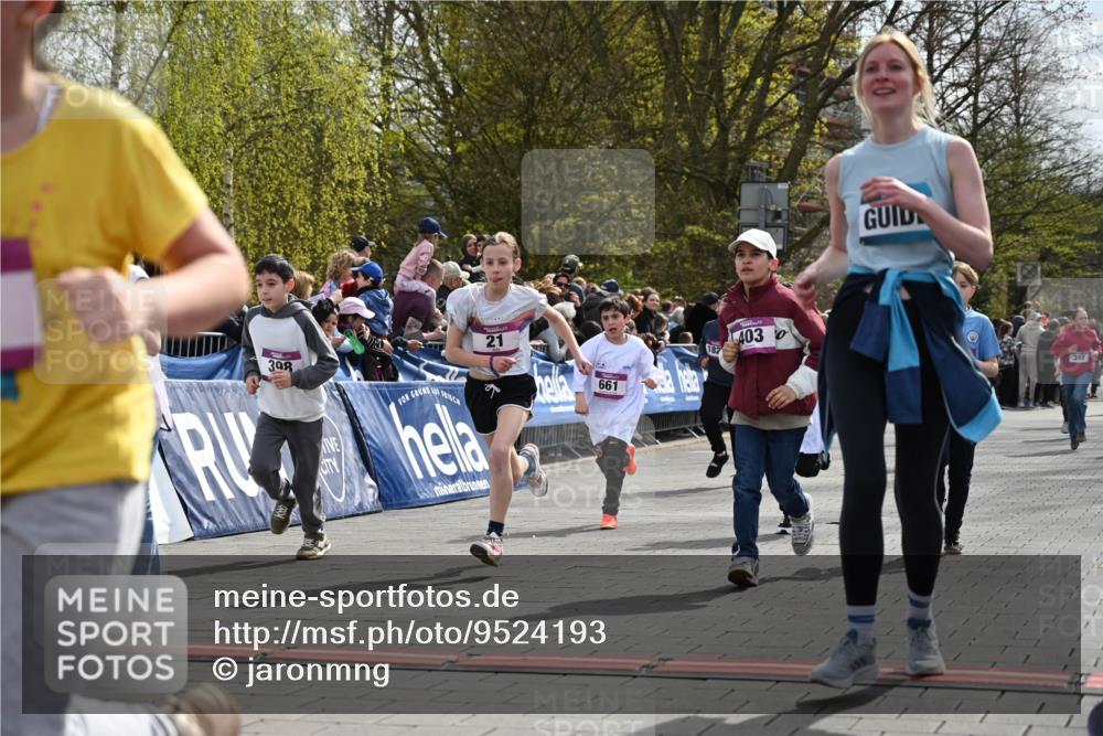 12.04.2026 - 45. Internationalen Wilhelmsburger Insellauf J. Mangold http://msf.ph/oto/9524193 12.04.2026 14:50:16 Ziel 1801, 138, 355, 856, 1038, 516, 445, 395, 600, 168, 396, 871, 173, 369, 21, 403, 398, 1064, 667, 661, 1829, 561, 469 meine-sportfotos.de