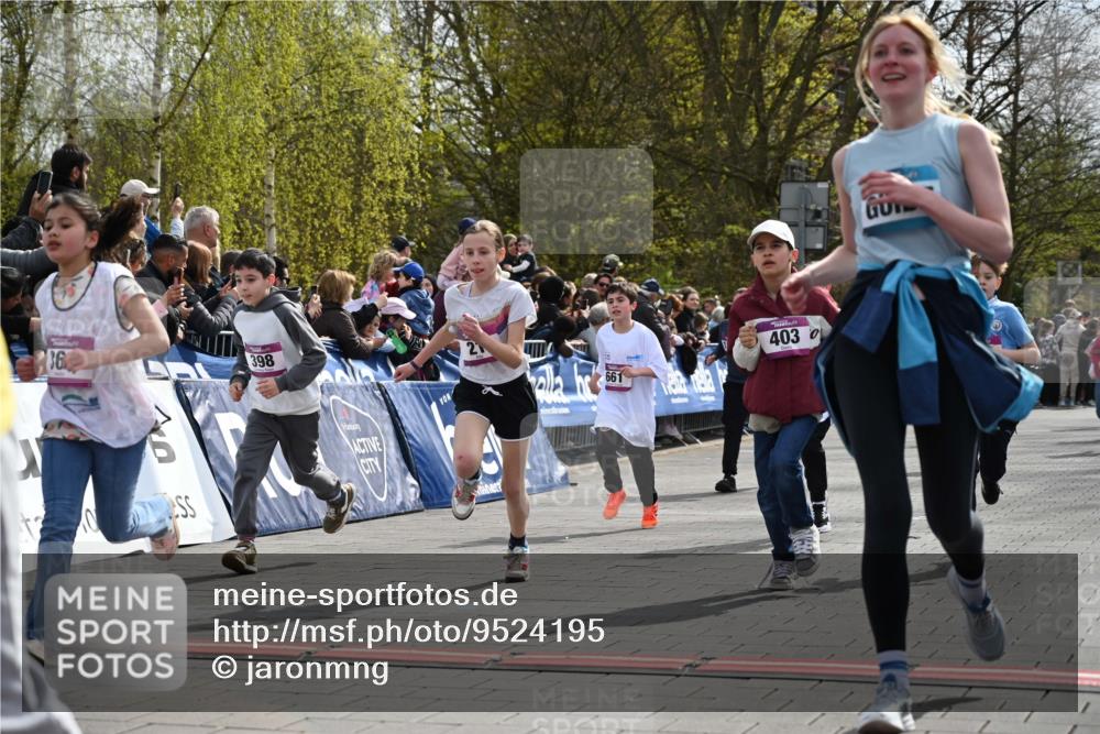 12.04.2026 - 45. Internationalen Wilhelmsburger Insellauf J. Mangold http://msf.ph/oto/9524195 12.04.2026 14:50:16 Ziel 1801, 138, 355, 856, 1038, 516, 445, 395, 600, 168, 396, 871, 173, 369, 21, 403, 398, 1064, 667, 661, 1829, 561, 469 meine-sportfotos.de