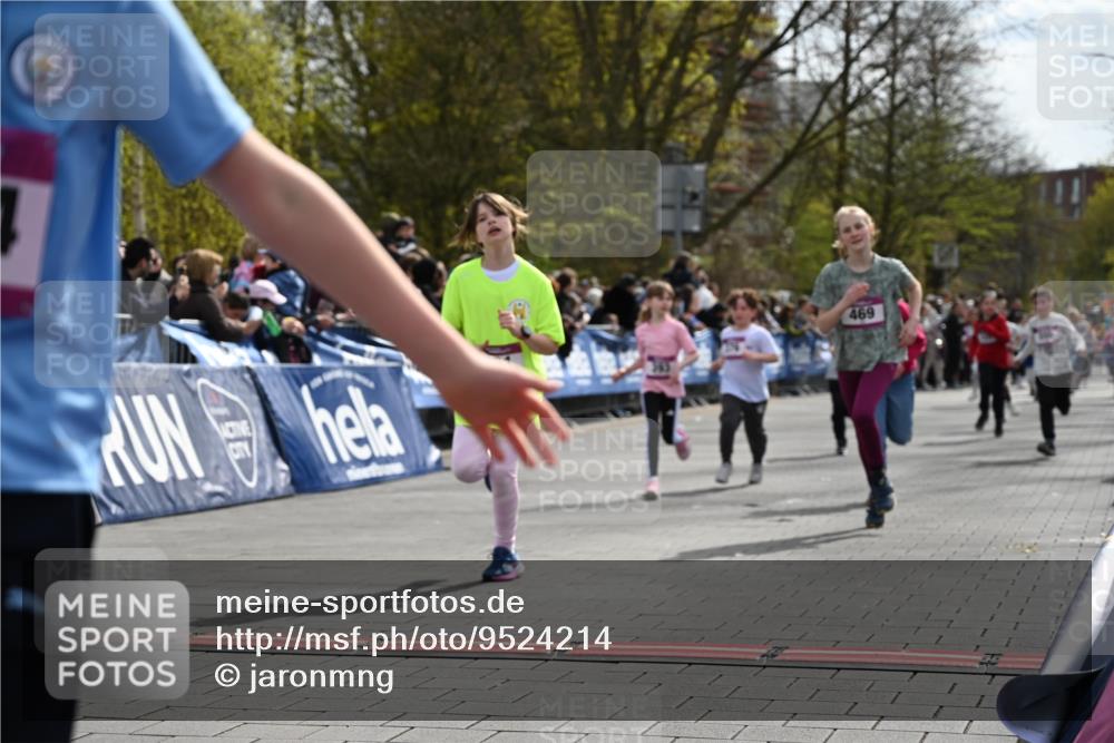 12.04.2026 - 45. Internationalen Wilhelmsburger Insellauf J. Mangold http://msf.ph/oto/9524214 12.04.2026 14:50:20 Ziel 173, 369, 21, 403, 398, 1064, 667, 661, 1829, 561, 469, 397, 393, 376, 890, 500, 1037, 335 meine-sportfotos.de