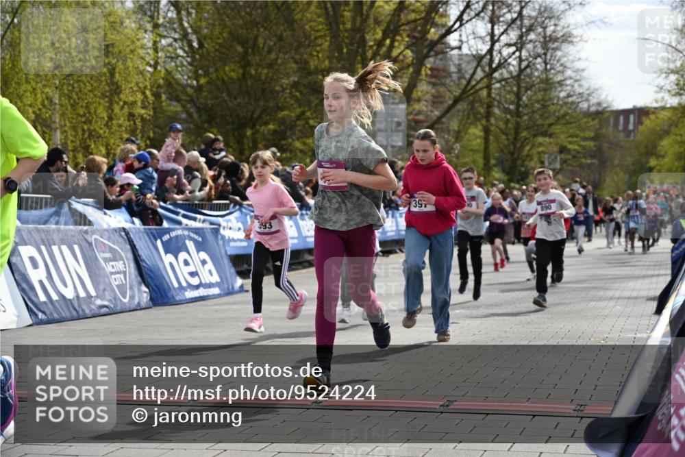 12.04.2026 - 45. Internationalen Wilhelmsburger Insellauf J. Mangold http://msf.ph/oto/9524224 12.04.2026 14:50:21 Ziel 21, 403, 398, 1064, 667, 661, 1829, 561, 469, 397, 393, 376, 890, 500, 1037, 335, 370 meine-sportfotos.de