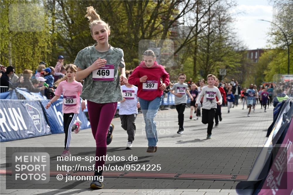 12.04.2026 - 45. Internationalen Wilhelmsburger Insellauf J. Mangold http://msf.ph/oto/9524225 12.04.2026 14:50:21 Ziel 21, 403, 398, 1064, 667, 661, 1829, 561, 469, 397, 393, 376, 890, 500, 1037, 335, 370 meine-sportfotos.de