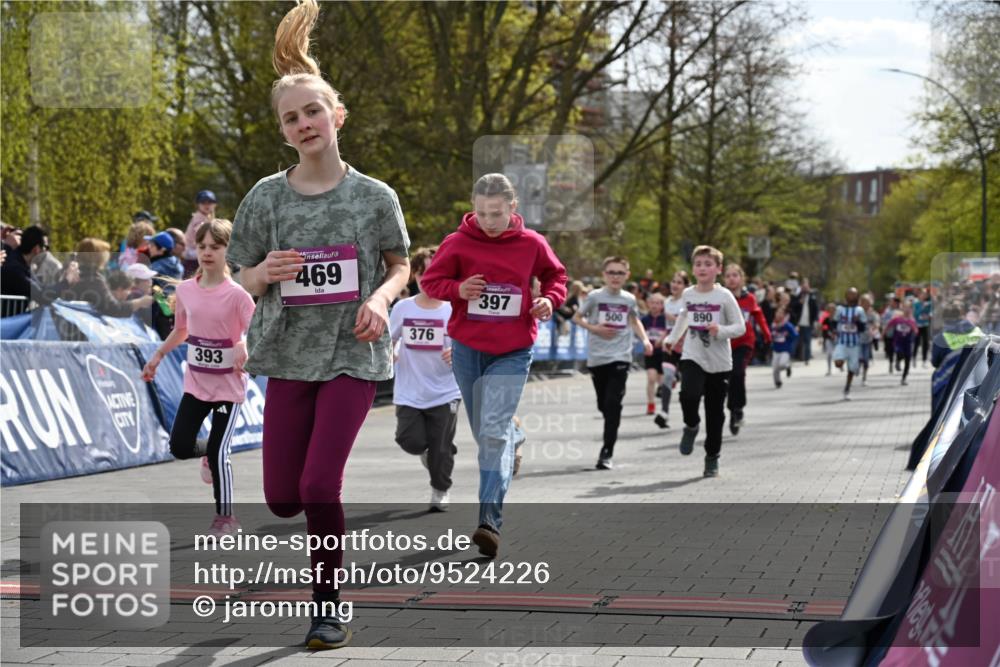 12.04.2026 - 45. Internationalen Wilhelmsburger Insellauf J. Mangold http://msf.ph/oto/9524226 12.04.2026 14:50:21 Ziel 21, 403, 398, 1064, 667, 661, 1829, 561, 469, 397, 393, 376, 890, 500, 1037, 335, 370 meine-sportfotos.de