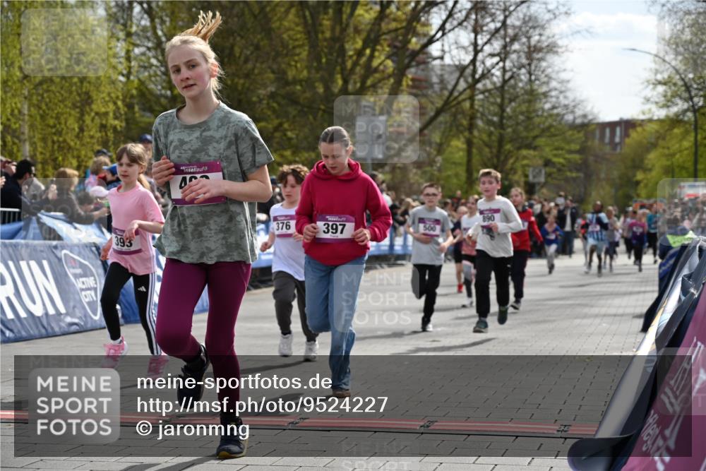 12.04.2026 - 45. Internationalen Wilhelmsburger Insellauf J. Mangold http://msf.ph/oto/9524227 12.04.2026 14:50:21 Ziel 21, 403, 398, 1064, 667, 661, 1829, 561, 469, 397, 393, 376, 890, 500, 1037, 335, 370 meine-sportfotos.de