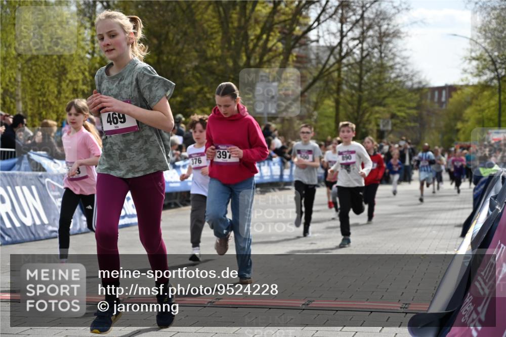 12.04.2026 - 45. Internationalen Wilhelmsburger Insellauf J. Mangold http://msf.ph/oto/9524228 12.04.2026 14:50:21 Ziel 21, 403, 398, 1064, 667, 661, 1829, 561, 469, 397, 393, 376, 890, 500, 1037, 335, 370 meine-sportfotos.de
