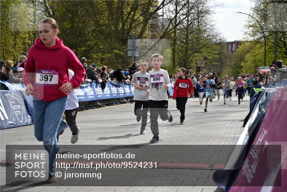 12.04.2026 - 45. Internationalen Wilhelmsburger Insellauf J. Mangold http://msf.ph/oto/9524231 12.04.2026 14:50:22 Ziel 667, 661, 1829, 561, 469, 397, 393, 376, 890, 500, 1037, 335, 370, 345, 429, 905, 461 meine-sportfotos.de