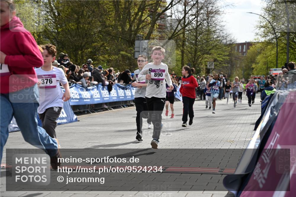 12.04.2026 - 45. Internationalen Wilhelmsburger Insellauf J. Mangold http://msf.ph/oto/9524234 12.04.2026 14:50:22 Ziel 667, 661, 1829, 561, 469, 397, 393, 376, 890, 500, 1037, 335, 370, 345, 429, 905, 461 meine-sportfotos.de