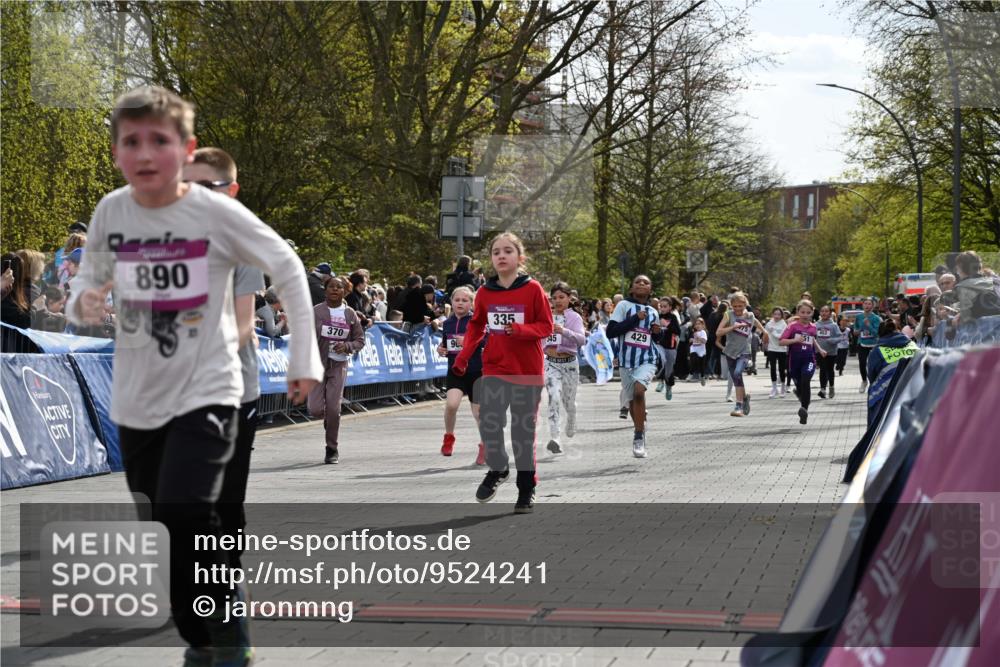 12.04.2026 - 45. Internationalen Wilhelmsburger Insellauf J. Mangold http://msf.ph/oto/9524241 12.04.2026 14:50:24 Ziel 561, 469, 397, 393, 376, 890, 500, 1037, 335, 370, 345, 429, 905, 461, 475, 859 meine-sportfotos.de