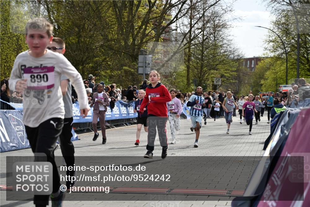 12.04.2026 - 45. Internationalen Wilhelmsburger Insellauf J. Mangold http://msf.ph/oto/9524242 12.04.2026 14:50:24 Ziel 561, 469, 397, 393, 376, 890, 500, 1037, 335, 370, 345, 429, 905, 461, 475, 859 meine-sportfotos.de