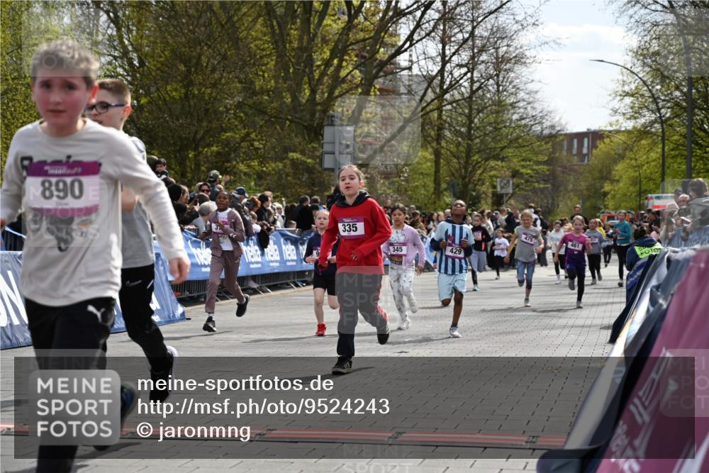 12.04.2026 - 45. Internationalen Wilhelmsburger Insellauf J. Mangold http://msf.ph/oto/9524243 12.04.2026 14:50:24 Ziel 561, 469, 397, 393, 376, 890, 500, 1037, 335, 370, 345, 429, 905, 461, 475, 859 meine-sportfotos.de
