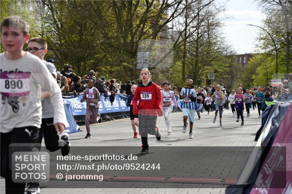 12.04.2026 - 45. Internationalen Wilhelmsburger Insellauf J. Mangold http://msf.ph/oto/9524244 12.04.2026 14:50:24 Ziel 561, 469, 397, 393, 376, 890, 500, 1037, 335, 370, 345, 429, 905, 461, 475, 859 meine-sportfotos.de