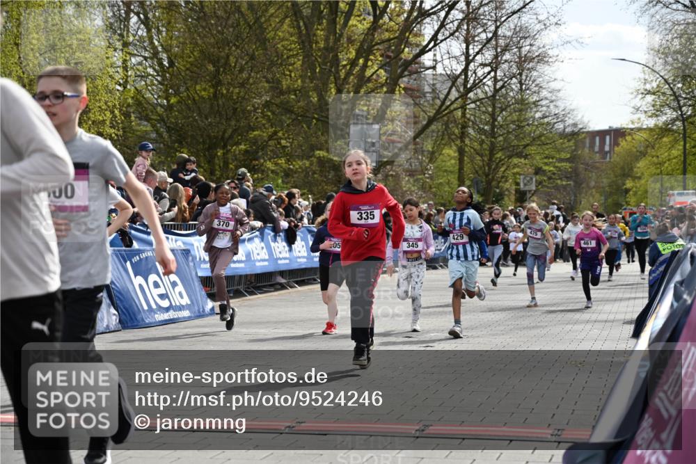 12.04.2026 - 45. Internationalen Wilhelmsburger Insellauf J. Mangold http://msf.ph/oto/9524246 12.04.2026 14:50:24 Ziel 561, 469, 397, 393, 376, 890, 500, 1037, 335, 370, 345, 429, 905, 461, 475, 859 meine-sportfotos.de