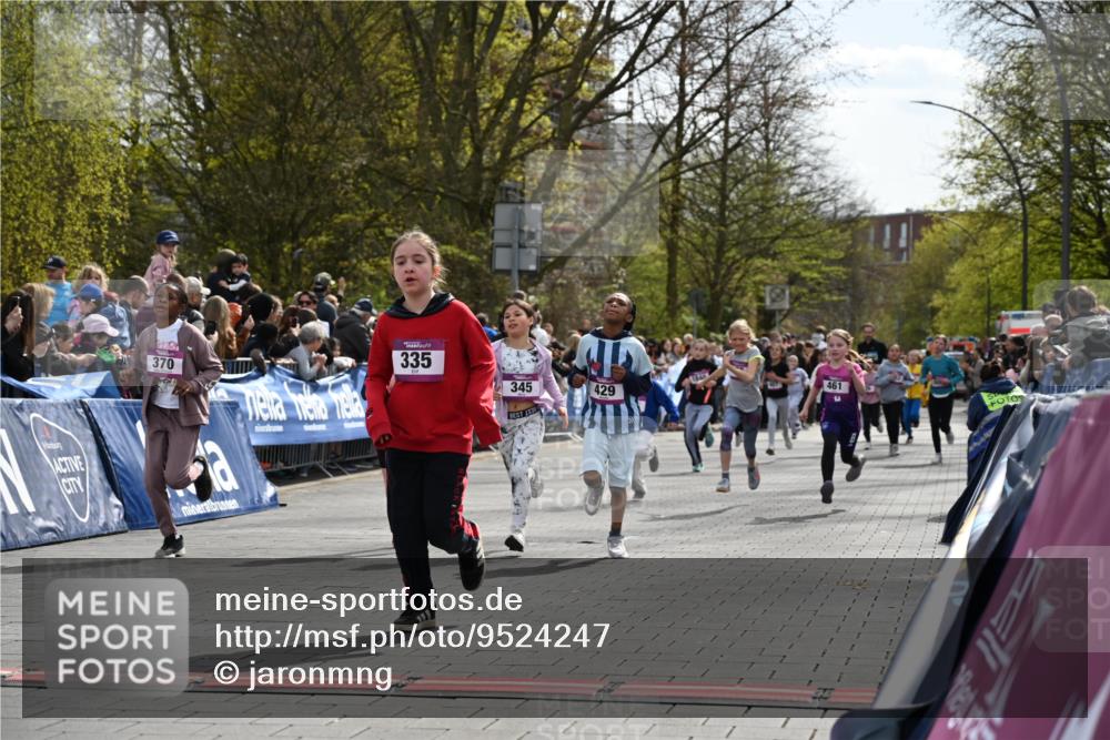 12.04.2026 - 45. Internationalen Wilhelmsburger Insellauf J. Mangold http://msf.ph/oto/9524247 12.04.2026 14:50:24 Ziel 561, 469, 397, 393, 376, 890, 500, 1037, 335, 370, 345, 429, 905, 461, 475, 859 meine-sportfotos.de