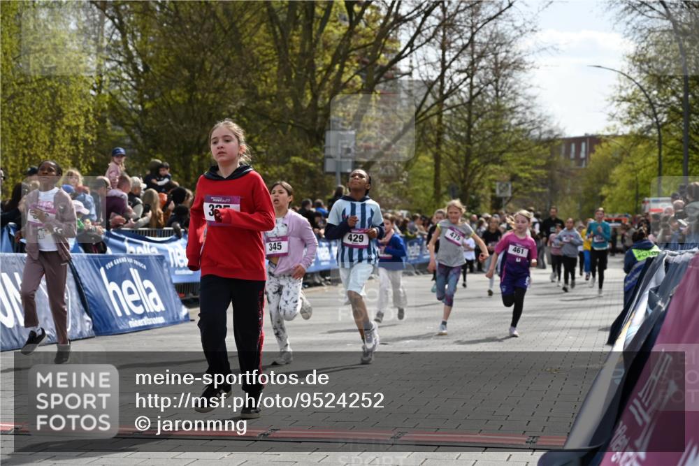 12.04.2026 - 45. Internationalen Wilhelmsburger Insellauf J. Mangold http://msf.ph/oto/9524252 12.04.2026 14:50:25 Ziel 397, 393, 376, 890, 500, 1037, 335, 370, 345, 429, 905, 461, 475, 859, 1840 meine-sportfotos.de