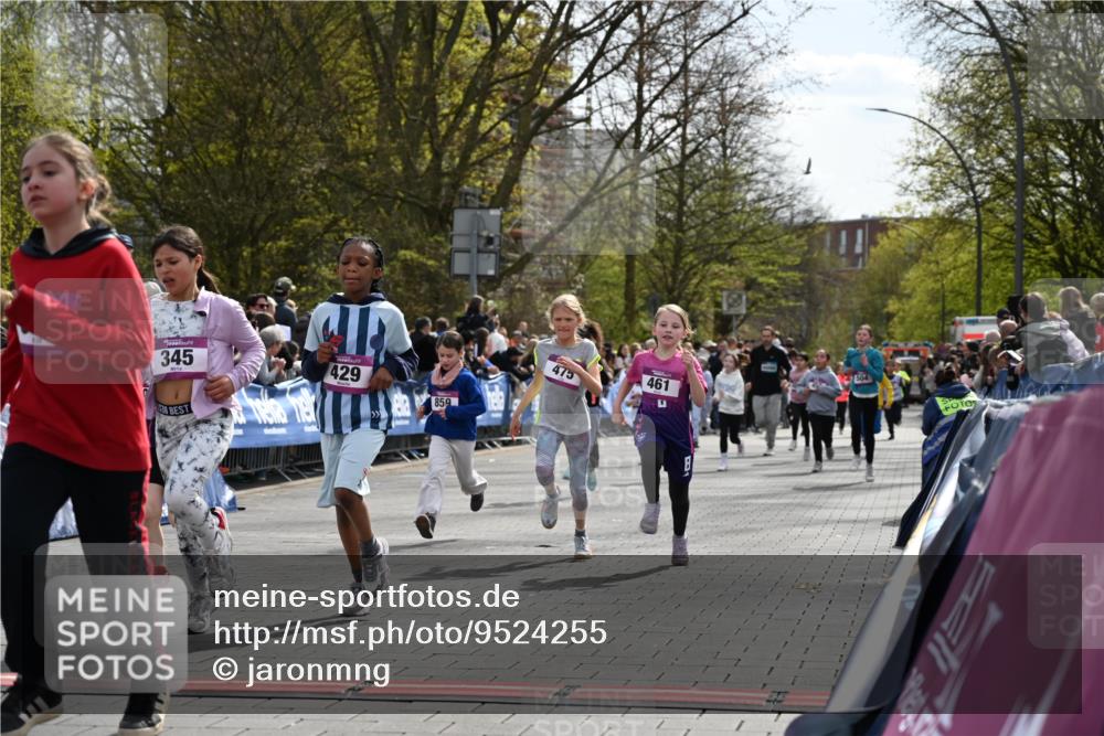12.04.2026 - 45. Internationalen Wilhelmsburger Insellauf J. Mangold http://msf.ph/oto/9524255 12.04.2026 14:50:26 Ziel 376, 890, 500, 1037, 335, 370, 345, 429, 905, 461, 475, 859, 1840, 504, 333, 391, 407 meine-sportfotos.de