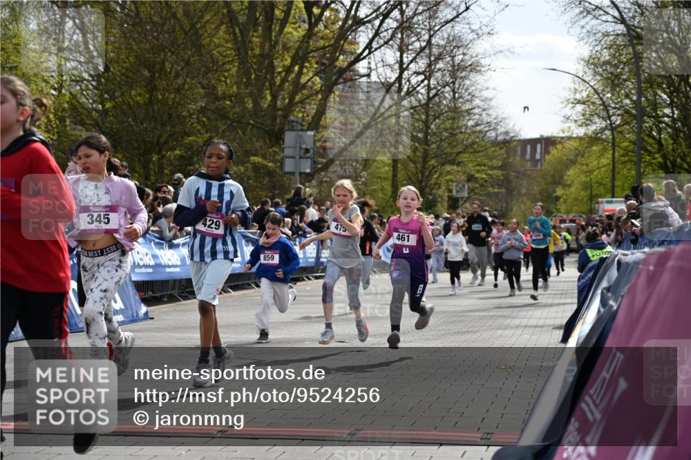 12.04.2026 - 45. Internationalen Wilhelmsburger Insellauf J. Mangold http://msf.ph/oto/9524256 12.04.2026 14:50:26 Ziel 376, 890, 500, 1037, 335, 370, 345, 429, 905, 461, 475, 859, 1840, 504, 333, 391, 407 meine-sportfotos.de