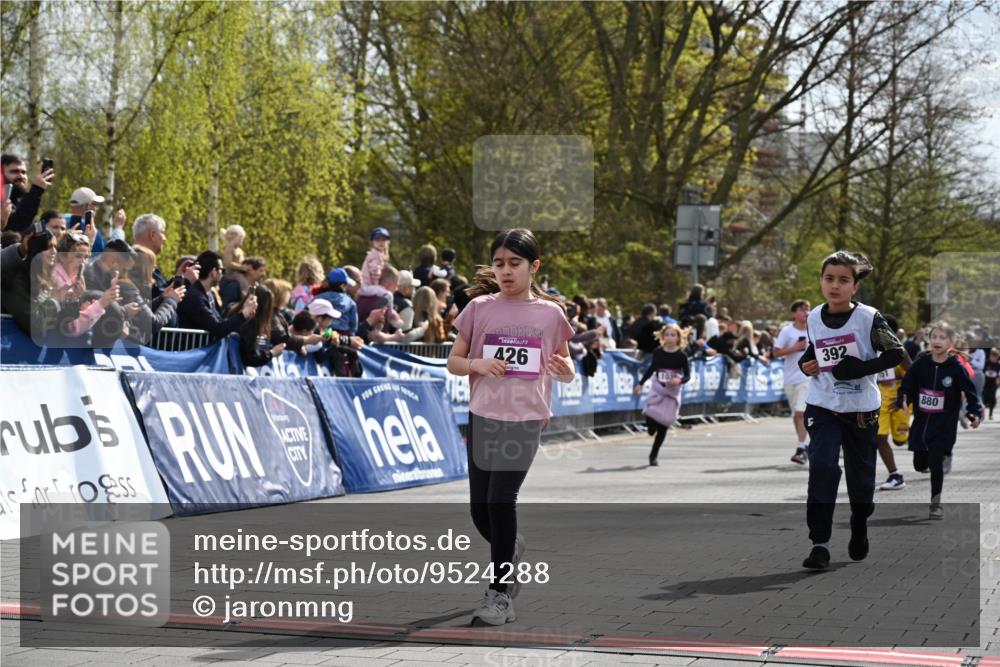 12.04.2026 - 45. Internationalen Wilhelmsburger Insellauf J. Mangold http://msf.ph/oto/9524288 12.04.2026 14:50:34 Ziel 504, 333, 391, 407, 883, 452, 1834, 491, 426, 392, 880, 151, 1035, 330 meine-sportfotos.de