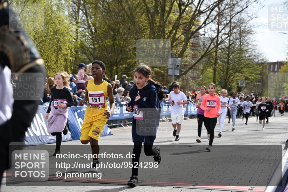 12.04.2026 - 45. Internationalen Wilhelmsburger Insellauf J. Mangold http://msf.ph/oto/9524298 12.04.2026 14:50:36 Ziel 452, 1834, 491, 426, 392, 880, 151, 1035, 330, 362, 865, 1844 meine-sportfotos.de