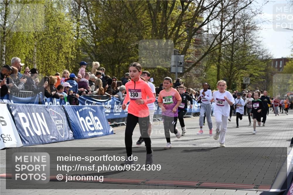 12.04.2026 - 45. Internationalen Wilhelmsburger Insellauf J. Mangold http://msf.ph/oto/9524309 12.04.2026 14:50:37 Ziel 1834, 491, 426, 392, 880, 151, 1035, 330, 362, 865, 1844, 98, 22 meine-sportfotos.de