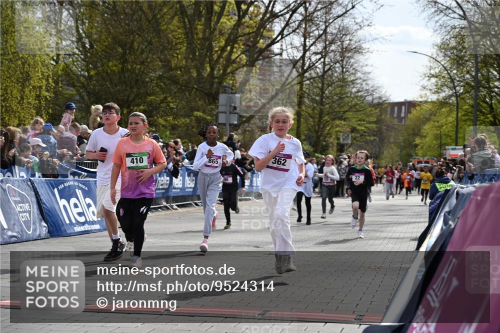 12.04.2026 - 45. Internationalen Wilhelmsburger Insellauf J. Mangold http://msf.ph/oto/9524314 12.04.2026 14:50:39 Ziel 880, 151, 1035, 330, 362, 865, 1844, 98, 22, 654, 420, 877 meine-sportfotos.de