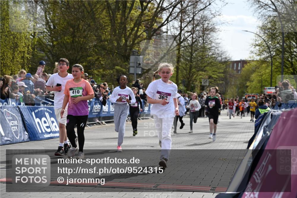 12.04.2026 - 45. Internationalen Wilhelmsburger Insellauf J. Mangold http://msf.ph/oto/9524315 12.04.2026 14:50:39 Ziel 880, 151, 1035, 330, 362, 865, 1844, 98, 22, 654, 420, 877 meine-sportfotos.de