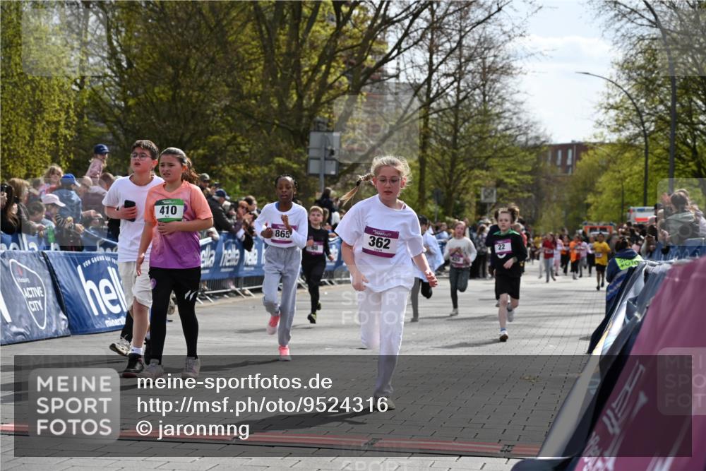 12.04.2026 - 45. Internationalen Wilhelmsburger Insellauf J. Mangold http://msf.ph/oto/9524316 12.04.2026 14:50:39 Ziel 880, 151, 1035, 330, 362, 865, 1844, 98, 22, 654, 420, 877 meine-sportfotos.de