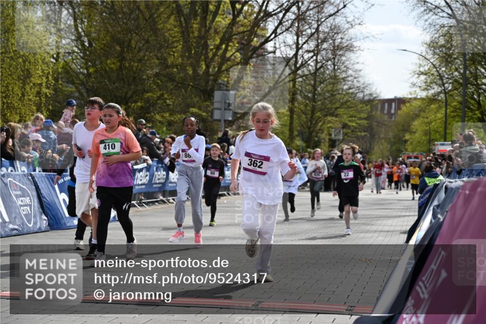 12.04.2026 - 45. Internationalen Wilhelmsburger Insellauf J. Mangold http://msf.ph/oto/9524317 12.04.2026 14:50:39 Ziel 880, 151, 1035, 330, 362, 865, 1844, 98, 22, 654, 420, 877 meine-sportfotos.de