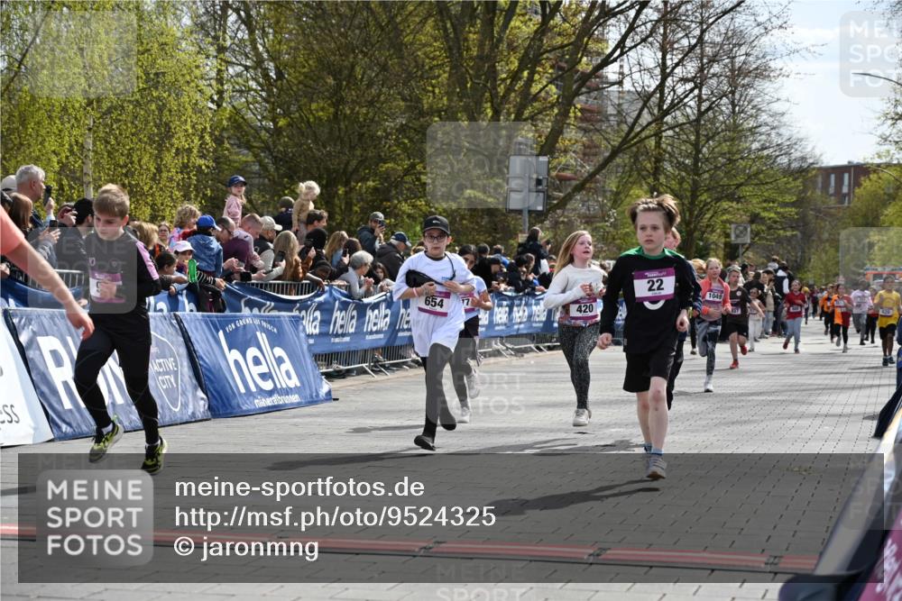 12.04.2026 - 45. Internationalen Wilhelmsburger Insellauf J. Mangold http://msf.ph/oto/9524325 12.04.2026 14:50:41 Ziel 330, 362, 865, 1844, 98, 22, 654, 420, 877, 1049 meine-sportfotos.de