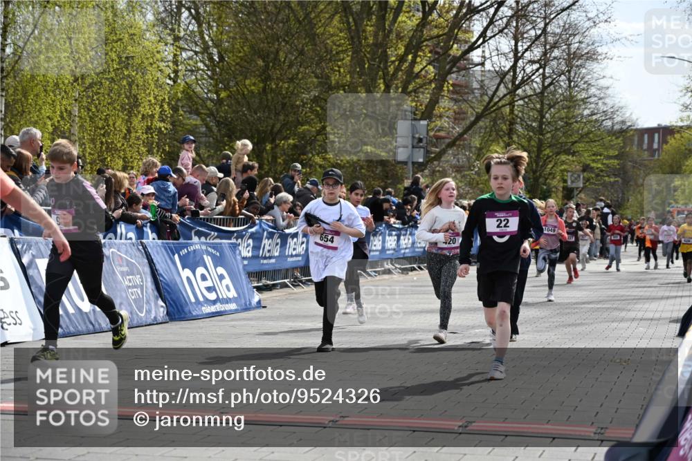 12.04.2026 - 45. Internationalen Wilhelmsburger Insellauf J. Mangold http://msf.ph/oto/9524326 12.04.2026 14:50:41 Ziel 330, 362, 865, 1844, 98, 22, 654, 420, 877, 1049 meine-sportfotos.de