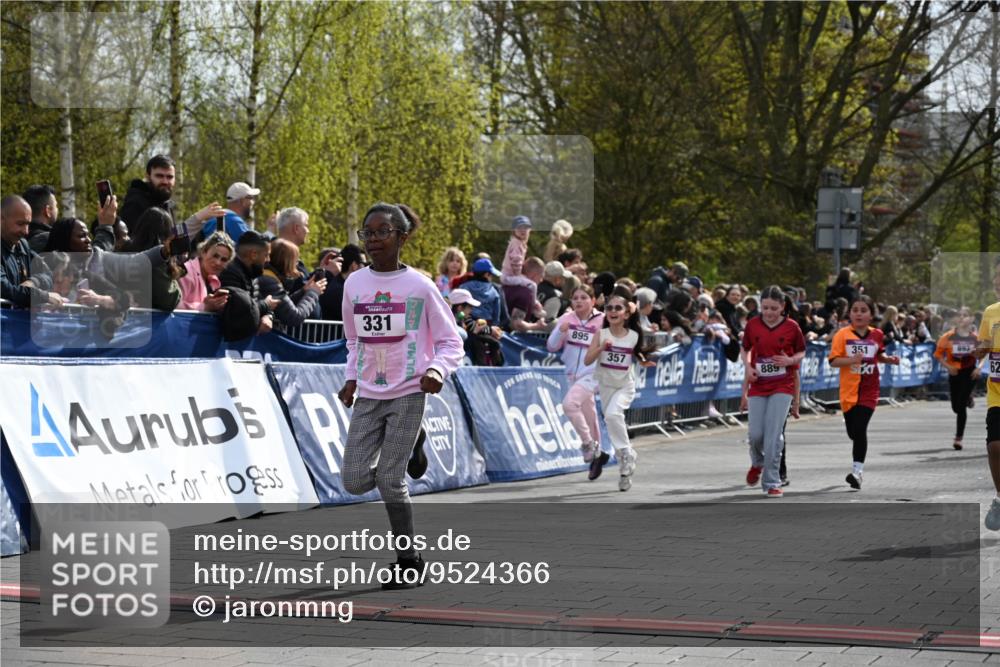 12.04.2026 - 45. Internationalen Wilhelmsburger Insellauf J. Mangold http://msf.ph/oto/9524366 12.04.2026 14:50:48 Ziel 1049, 1837, 609, 331, 626, 895, 357, 889, 408, 351, 893, 455 meine-sportfotos.de