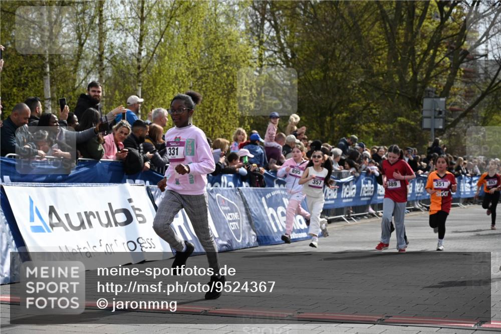 12.04.2026 - 45. Internationalen Wilhelmsburger Insellauf J. Mangold http://msf.ph/oto/9524367 12.04.2026 14:50:48 Ziel 1049, 1837, 609, 331, 626, 895, 357, 889, 408, 351, 893, 455 meine-sportfotos.de