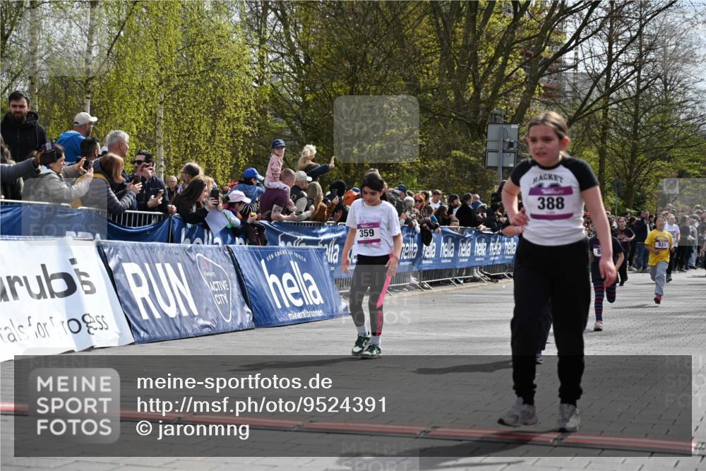12.04.2026 - 45. Internationalen Wilhelmsburger Insellauf J. Mangold http://msf.ph/oto/9524391 12.04.2026 14:50:54 Ziel 889, 408, 351, 893, 455, 388, 663, 359, 858, 531, 493 meine-sportfotos.de
