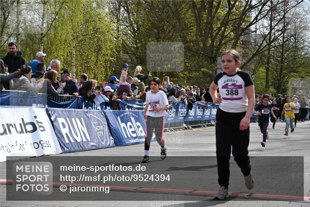 12.04.2026 - 45. Internationalen Wilhelmsburger Insellauf J. Mangold http://msf.ph/oto/9524394 12.04.2026 14:50:54 Ziel 889, 408, 351, 893, 455, 388, 663, 359, 858, 531, 493 meine-sportfotos.de
