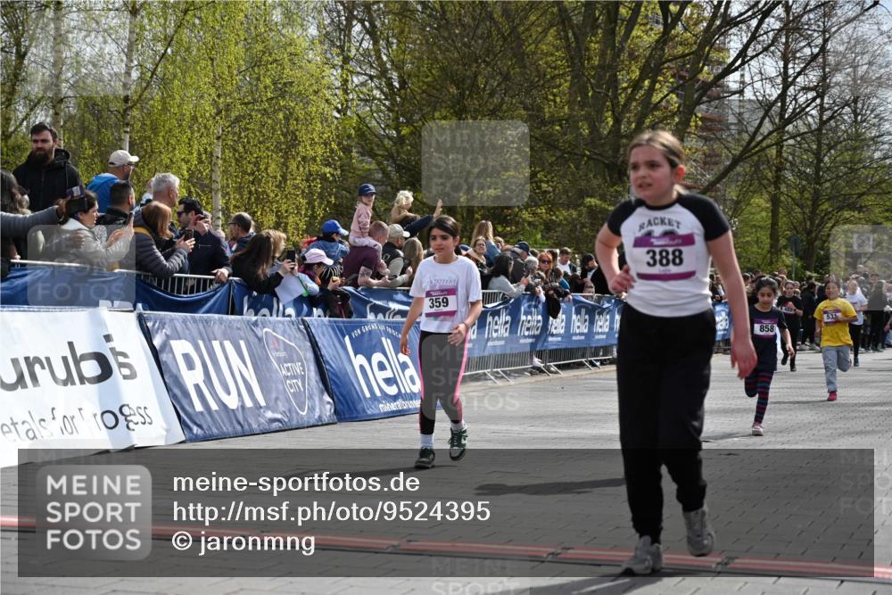 12.04.2026 - 45. Internationalen Wilhelmsburger Insellauf J. Mangold http://msf.ph/oto/9524395 12.04.2026 14:50:54 Ziel 889, 408, 351, 893, 455, 388, 663, 359, 858, 531, 493 meine-sportfotos.de