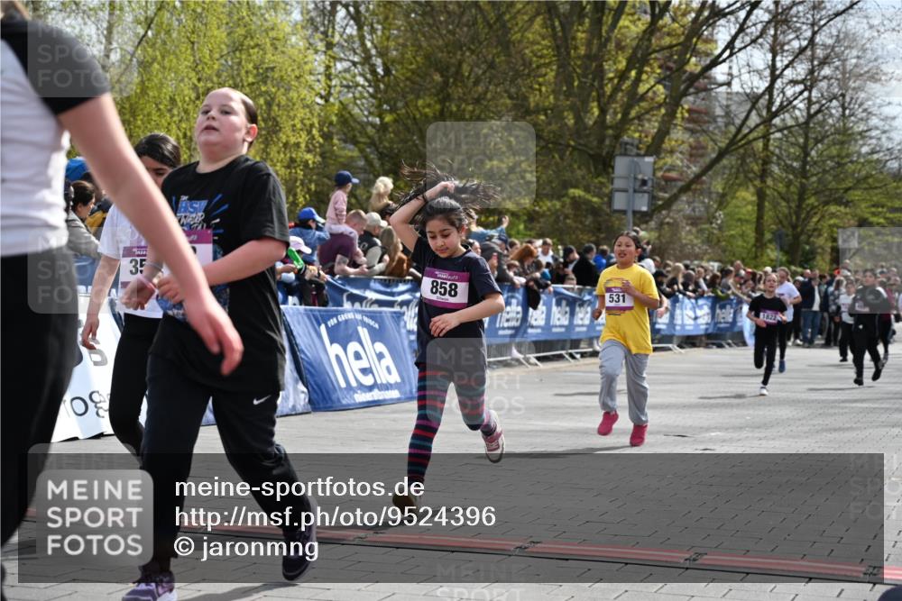 12.04.2026 - 45. Internationalen Wilhelmsburger Insellauf J. Mangold http://msf.ph/oto/9524396 12.04.2026 14:50:56 Ziel 388, 663, 359, 858, 531, 493, 1822 meine-sportfotos.de