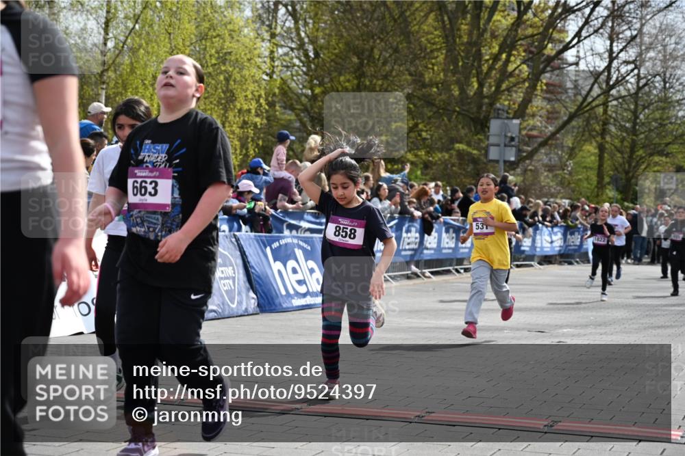 12.04.2026 - 45. Internationalen Wilhelmsburger Insellauf J. Mangold http://msf.ph/oto/9524397 12.04.2026 14:50:56 Ziel 388, 663, 359, 858, 531, 493, 1822 meine-sportfotos.de