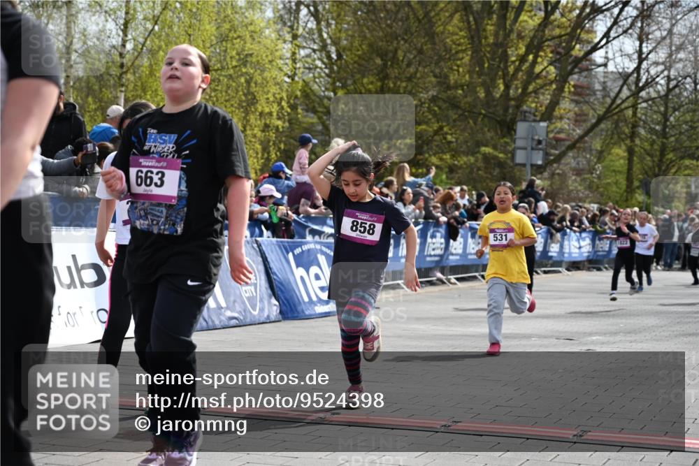 12.04.2026 - 45. Internationalen Wilhelmsburger Insellauf J. Mangold http://msf.ph/oto/9524398 12.04.2026 14:50:56 Ziel 388, 663, 359, 858, 531, 493, 1822 meine-sportfotos.de
