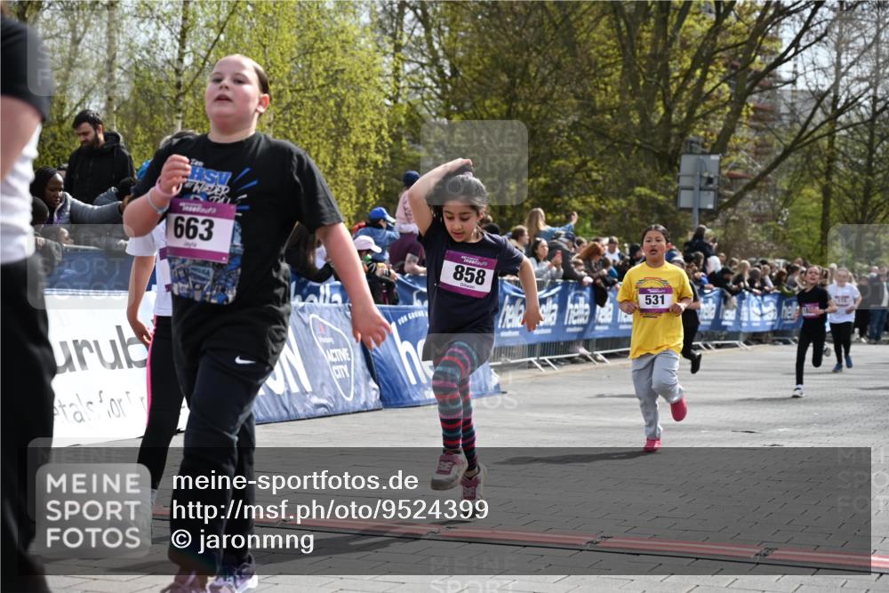 12.04.2026 - 45. Internationalen Wilhelmsburger Insellauf J. Mangold http://msf.ph/oto/9524399 12.04.2026 14:50:57 Ziel 388, 663, 359, 858, 531, 493, 1822 meine-sportfotos.de