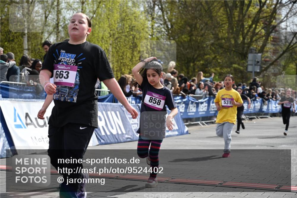 12.04.2026 - 45. Internationalen Wilhelmsburger Insellauf J. Mangold http://msf.ph/oto/9524402 12.04.2026 14:50:57 Ziel 388, 663, 359, 858, 531, 493, 1822 meine-sportfotos.de