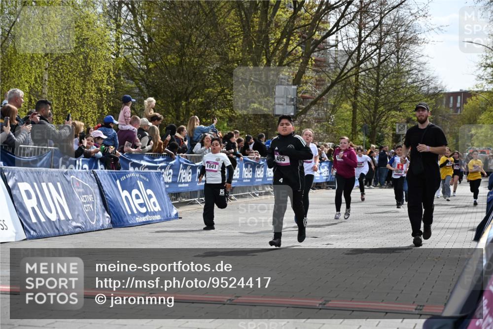 12.04.2026 - 45. Internationalen Wilhelmsburger Insellauf J. Mangold http://msf.ph/oto/9524417 12.04.2026 14:51:00 Ziel 858, 531, 493, 1822, 495, 1041, 1052, 116, 593 meine-sportfotos.de