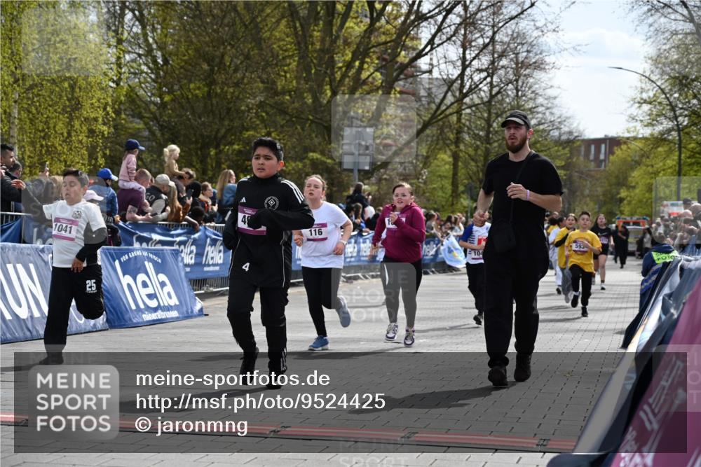 12.04.2026 - 45. Internationalen Wilhelmsburger Insellauf J. Mangold http://msf.ph/oto/9524425 12.04.2026 14:51:01 Ziel 531, 493, 1822, 495, 1041, 1052, 116, 593, 1042, 686, 536 meine-sportfotos.de