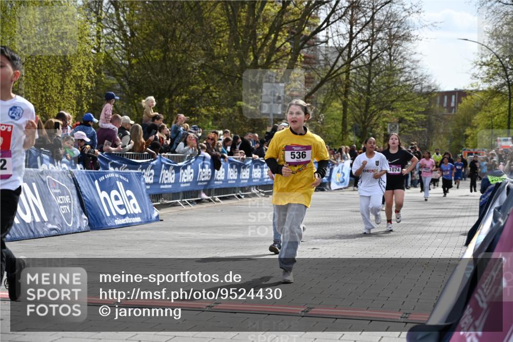 12.04.2026 - 45. Internationalen Wilhelmsburger Insellauf J. Mangold http://msf.ph/oto/9524430 12.04.2026 14:51:05 Ziel 495, 1041, 1052, 116, 593, 1042, 686, 536, 1047, 1074 meine-sportfotos.de