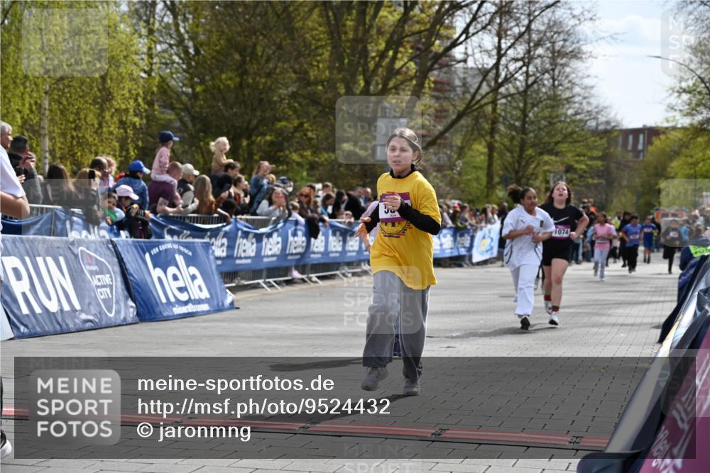 12.04.2026 - 45. Internationalen Wilhelmsburger Insellauf J. Mangold http://msf.ph/oto/9524432 12.04.2026 14:51:05 Ziel 495, 1041, 1052, 116, 593, 1042, 686, 536, 1047, 1074 meine-sportfotos.de